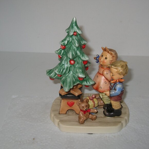 Goebel Hummel  Figurine “WONDER OF CHRISTMAS” #2015 TMK7 w/Teddy 7" Tall MINT - Picture 4 of 13